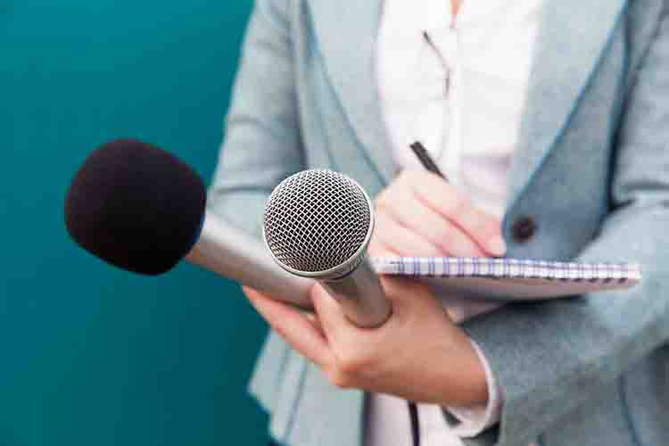 Microphone held by a journalist